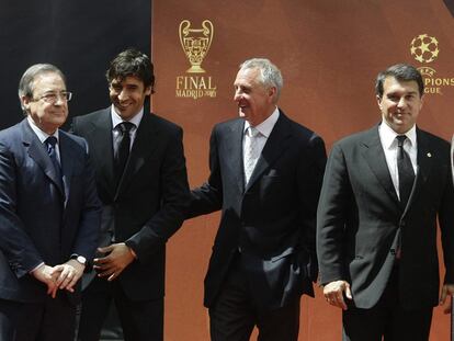 Florentino Pérez, Raúl, Johan Cruyff y Joan Laporta posan junto al trofeo de la Liga de Campeones.
