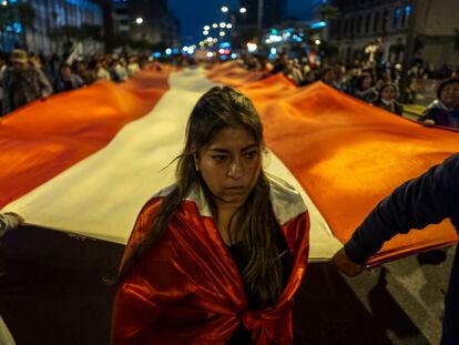 Una mujer en la marcha en contra del regimen de Dina Boluarte, el 19 de julio en Lima (Perú).