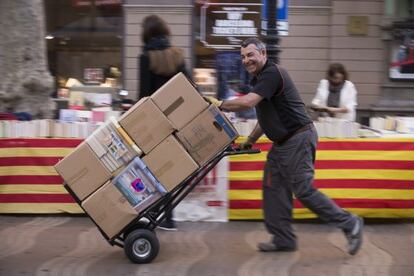 Carregant llibres a la Rambla.