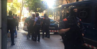 La policía se lleva a un detenido en la calle de Tamarit de Barcelona.