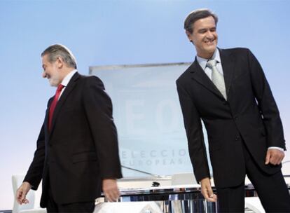 Mayor Oreja y López Aguilar, justo antes de comenzar el debate.