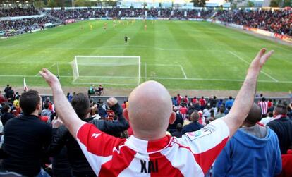 La afición del Girona se vuelca con el equipo ante el Alcorcón.