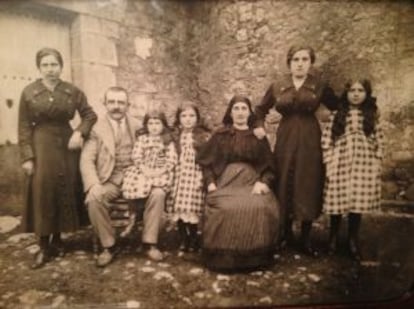 Josefina, cuarta por la izquierda, con sus padres y cuatro de sus hermanas antes de la guerra.