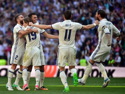 Pepe (tercero por la izquierda) celebra su gol con sus compañeros.