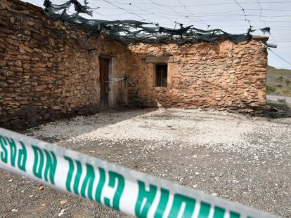 Zona acordonada por la Guardia Civil en Las Alcubillas, pedanía de Almería, donde han sido encontrados los cadáveres de tres personas, dos niñas y un adulto.