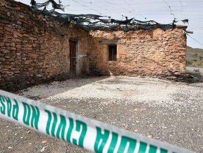 Zona acordonada por la Guardia Civil en Las Alcubillas, pedanía de Almería, donde han sido encontrados los cadáveres de tres personas, dos niñas y un adulto.