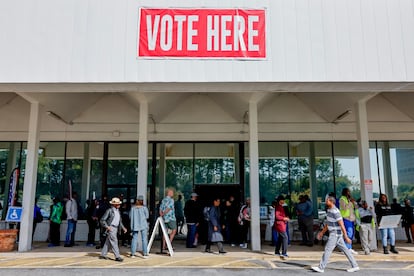 Personas hacen fila para emitir su voto durante el primer día de votación anticipada en Georgia.