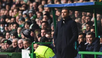 Luis Enrique observa el duelo en el Celtic Park. 