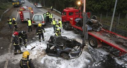 Workers clear an accident site in Tomiño (Pontevedra), where a 33-year-old man died on Tuesday.