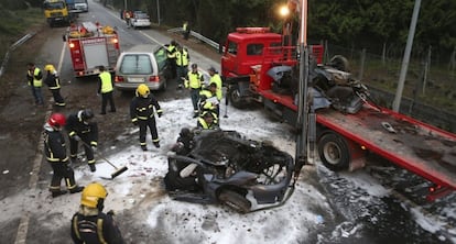 Los restos de un coche accidentado este martes en Tomiño (Pontevedra), donde un hombre de 33 años perdió la vida.