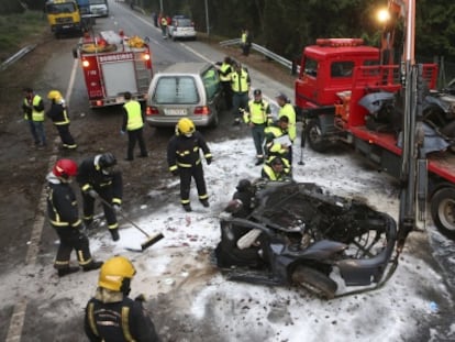 Workers clear an accident site in Tomiño (Pontevedra), where a 33-year-old man died on Tuesday.