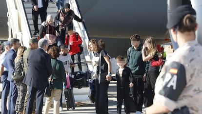 El primer grupo de ciudadanos evacuados desde Beirut, este jueves en la base de Torrejón.