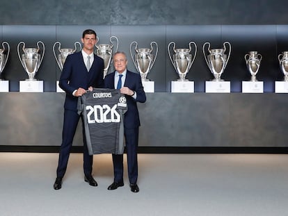 El presidente del Real Madrid, Florentino Pérez, posa junto al portero belga Thibaut Courtois tras anunciarse la renovación del contrato del guardameta