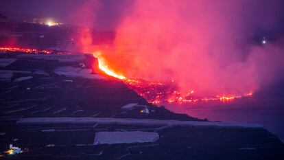 La lava saliendo al mar, en la costa de Tazacorte.