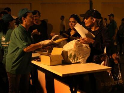 Voluntarias del Banco de Alimentos de Valencia reparten lotes de productos b&aacute;sicos.