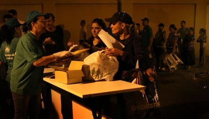 Voluntarias del Banco de Alimentos de Valencia reparten lotes de productos básicos.