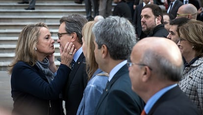 La mujer del presidente Mas, Helena Rakosnik, besa a su marido a su llegada al TSJC en Barcelona.