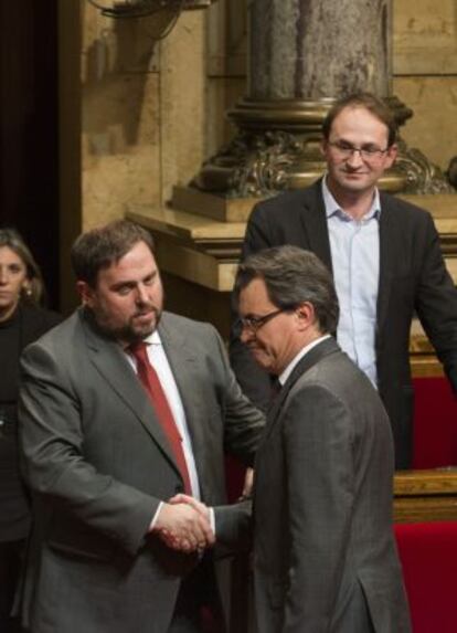 Mas i Junqueras se saluden, observats per Herrera, el gener del 2013