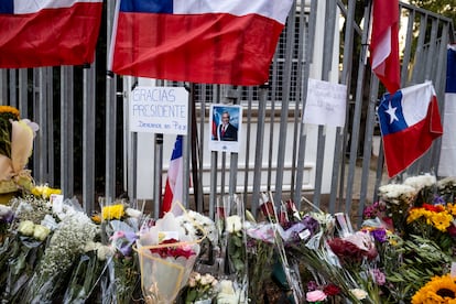 Una imagen del exmandatario entre flores, afuera de su casa en Santiago, este martes.