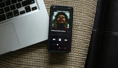 Teléfono iPhone con Apple Music en la pantalla