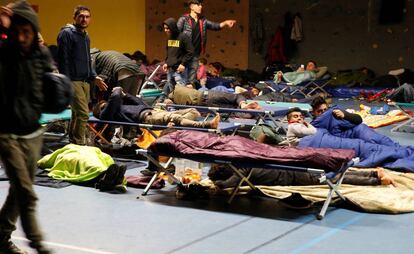 Migrantes realojados tras el incendio del campamento.