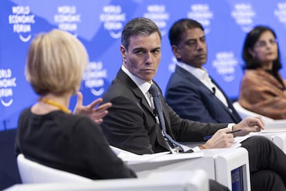 El presidente del Gobierno, Pedro Sánchez, participa en un panel en el Foro Económico Mundial en Davos, Suiza, este miércoles.