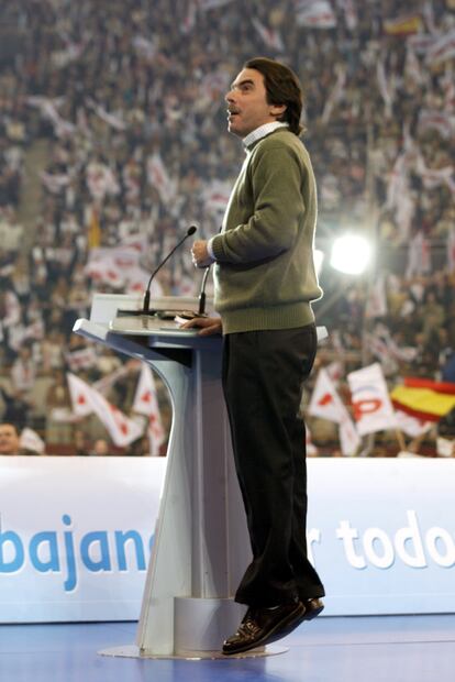 José María Aznar salta, al grito de "¡un bote dos botes, socialista el que no bote!", durante un mitin del PP a finales de marzo de 2004 en la plaza de toros de Vistalegre (Madrid), agradeciendo el apoyo de sus militantes tras las elecciones del 14-M. Tres días antes de las elecciones, un grupo de yihadistas atentó contra cuatro trenes de Cercanías de la capital causando 191 muertes y 1.858 heridos. El PSOE, liderado por José Luis Rodríguez Zapatero, ganó con una ventaja del 4,9% (164 escaños) al PP de Mariano Rajoy (148).