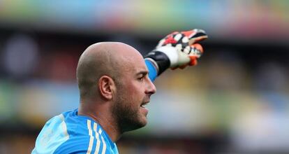 Reina gesticula durante un partido con España