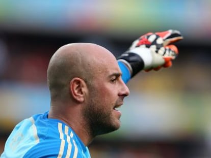 Reina gesticula durante un partido con España