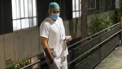 Emilio Ramírez Rodríguez, celador en el hospital la Paz, en un momento de su descanso, en marzo, en plena pandemia.