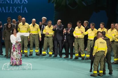 Miembros del grupo INFOCA durante la entrega de medallas de Andalucía.