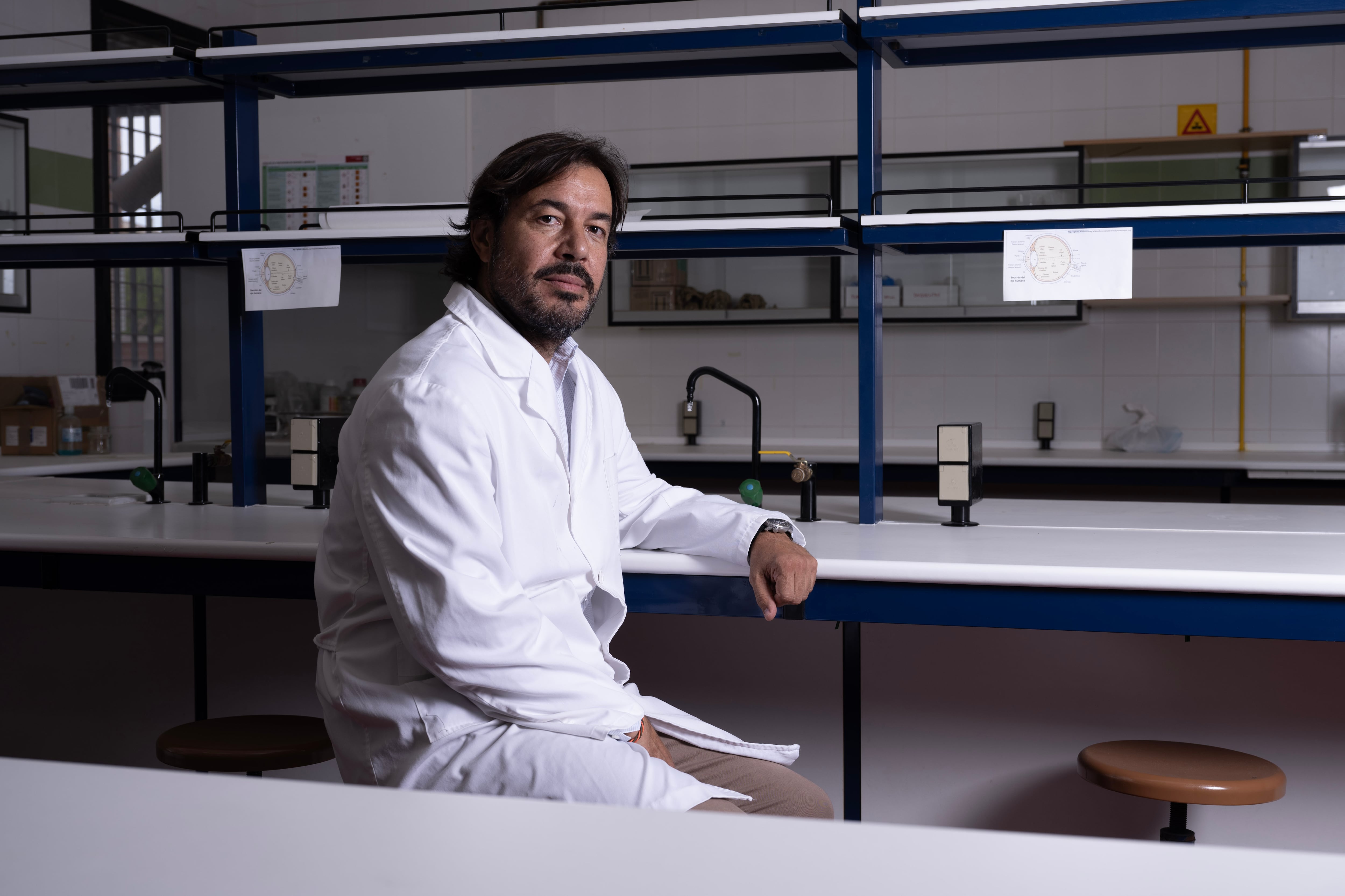 Miguel Mota, toxicólogo de la Universidad de Murcia, en un laboratorio. 