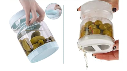 La imagen muestra un frasco con dos compartimentos separados por una parte más estrecha y un filtro de silicona. Gracias a ella, se puede colar el líquido en el que se conservan los alimentos y retirarlos fácilmente.