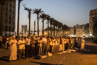 Rezo de simpatizantes de los Hermanos Musulmanes en El Cairo.