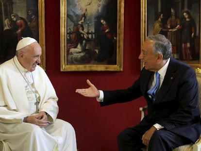 El papa Francisco y el presidente portugués, Marcelo Rebelo de Sousa, durante su reunión tras una ceremonia de bienvenida en la base aérea del Monte Real en 2019.