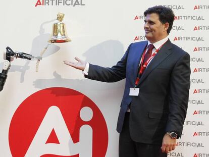 Aibell, robot de Airtificial, realiza el toque de campana, junto al presidente de la empresa, Rafael Contretras.