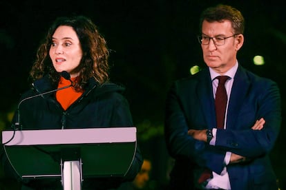 La presidenta de la Comunidad de Madrid, Isabel Díaz Ayuso, y el líder del Partido Popular, Alberto Núñez Feijóo (d), participan en una ofrenda floral en homenaje a Gregorio Ordóñez, presidente del PP guipuzcoano asesinado por ETA en 1995, celebrada este martes en los Jardines de Gregorio Ordóñez en Madrid.