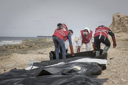 La Media Luna Roja de Libia ha recuperado este martes los cadáveres de 74 personas cerca de Zauiya, en la costa norte del país.