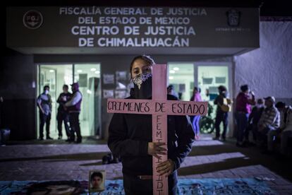Una joven se manifiesta frente a la Fiscalía del Estado de México, en el municipio de Chimalhuacán, para exigir justicia por el feminicidio de Diana Velázquez.