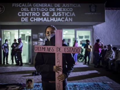 Una joven se manifiesta frente a la Fiscalía del Estado de México, en el municipio de Chimalhuacán, para exigir justicia por el feminicidio de Diana Velázquez.