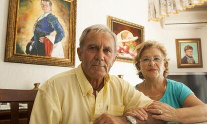 Luis Caballero, junto a su esposa, en su domicilio.