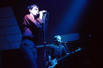 Ian Curtis y Bernard Sumner en un concierto de Joy Division en Róterdam, en enero de 1980.