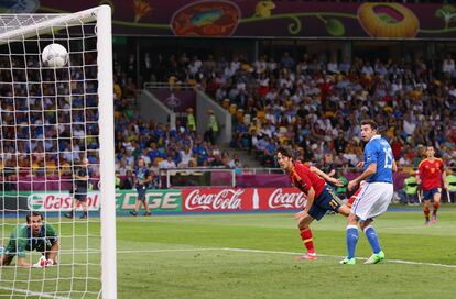 David Silva marca a pase de Cesc.