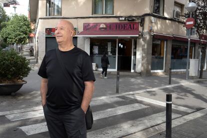 Paco Flórez, antiguo librero en la librería papelería Mari, convertida ahora en un bar en la Trinitat.