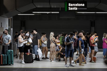 Usuarios de Rodalies Renfe esperan en los andenes de la estación de Sants, en Barcelona.