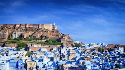 La ciudad azul debe su apodo al color de los edificios de su casco histórico. Se decía que mitigaba el calor y ahuyentaba a los mosquitos. Jodhpur se extendió alrededor del imponente fuerte de Mehrangarh (en la imagen), levantado en el siglo XV durante el reinado de Rao Jodha, fundador de la ciudad, en pleno desierto de Thar. Actualmente es la segunda ciudad más importante del Rajastán, al norte de India.