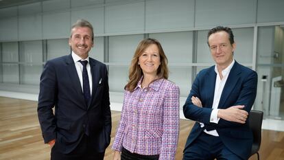 Félix Muñoz, CEO de Innotec Security, junto a Mercedes Oblanca presidenta de  Accenture España y Portugal, y Agustín Muñoz-Grandes, director de Accenture Security en España y Portugal.