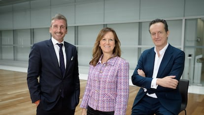 Félix Muñoz, CEO de Innotec Security, junto a Mercedes Oblanca presidenta de Accenture España y Portugal, y Agustín Muñoz-Grandes, director de Accenture Security en España y Portugal.
