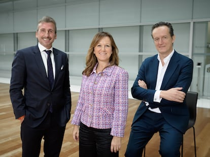 Félix Muñoz, CEO de Innotec Security, junto a Mercedes Oblanca presidenta de  Accenture España y Portugal, y Agustín Muñoz-Grandes, director de Accenture Security en España y Portugal.