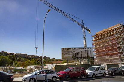 Construcción de edificios en la Vega Baja enfrente del casco histórico de Toledo.